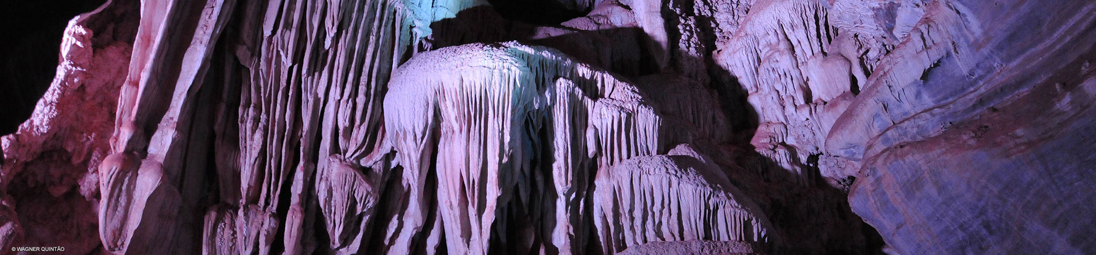 <div><h1>Grutas de Lund</h1><h6>Este roteiro se inicia no Museu de Ciências Naturais da PUC Minas e abrange as três Grutas principais que compõem a Rota Lund. Tendo como referência os passos e as descobertas importantes do naturalista dinamarquês Peter W. Lund, o visitante terá a oportunidade de... </h6></div>
