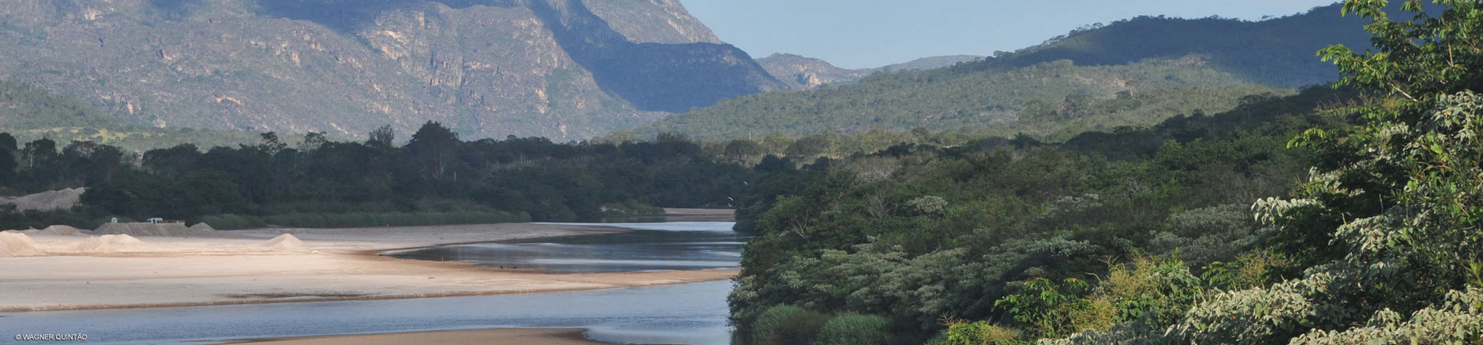 <div><h1>Tour eco-cultural em Diamantina...</h1><h6>Este passeio destaca importantes elementos geográficos, históricos e culturais, que remetem o visitante aos tempos da antiga Estrada Real. Leva ao impressionante caminho de pedra construído pelos escravos no século XIX, de onde se pode apreciar...</h6></div>